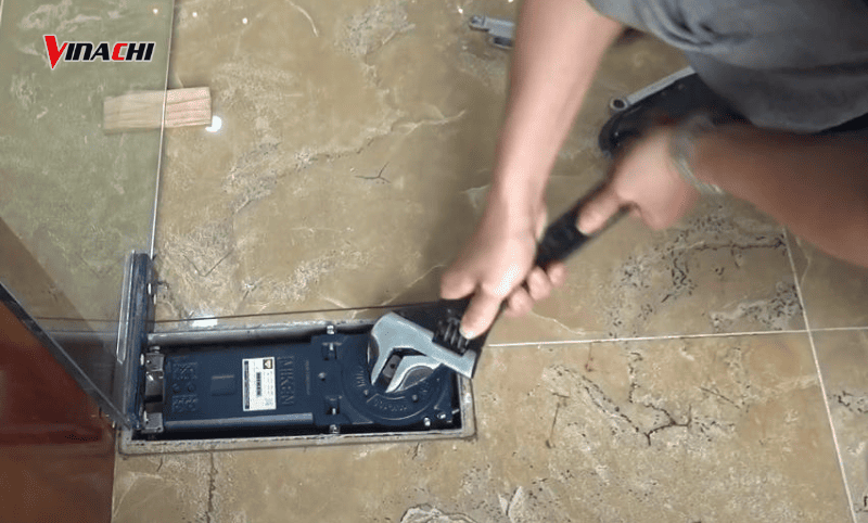Chỉnh bản lề khi cửa phát tiếng kêu